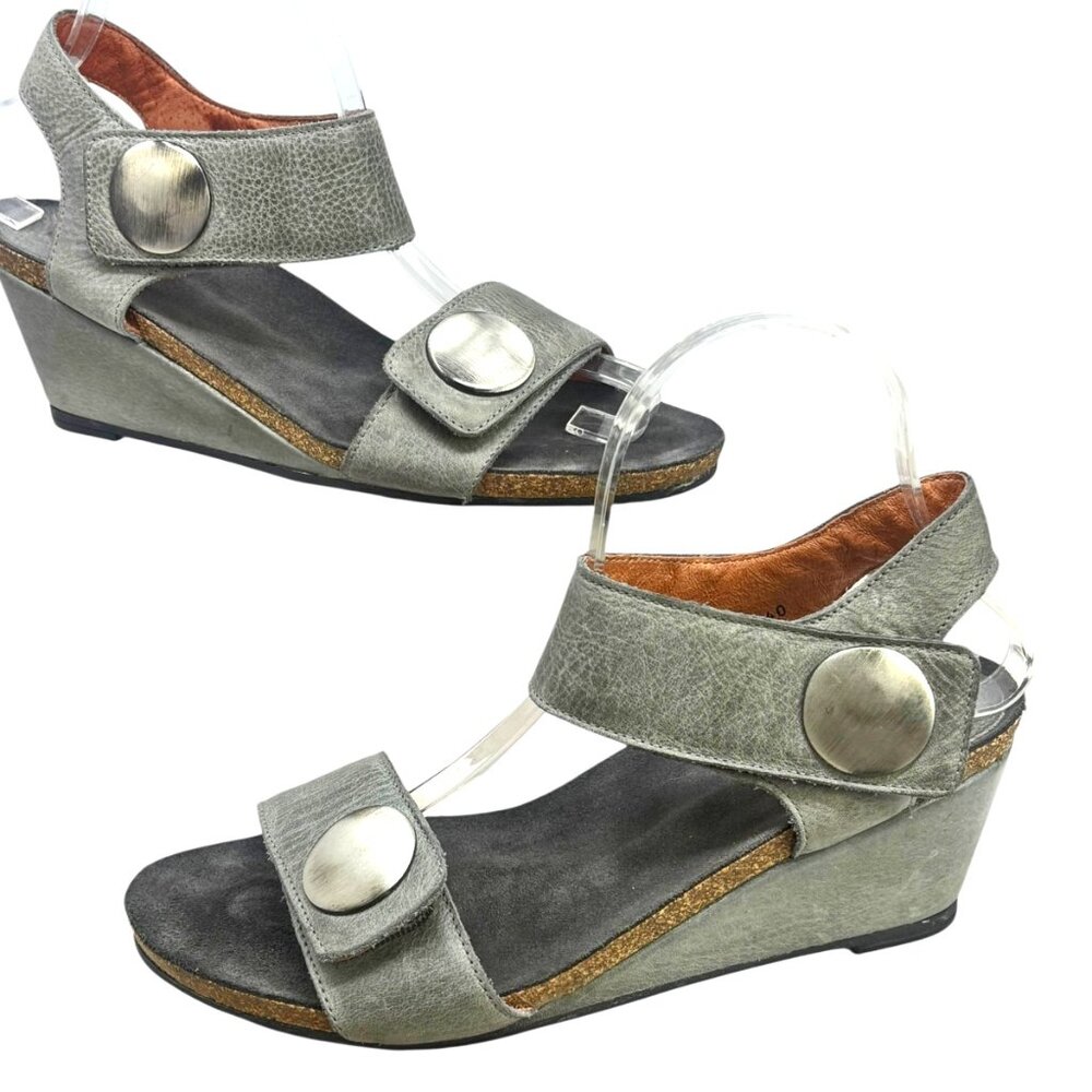 TAOS Carousel 2 Gray Pebbled Leather Wedge‎ Sandals